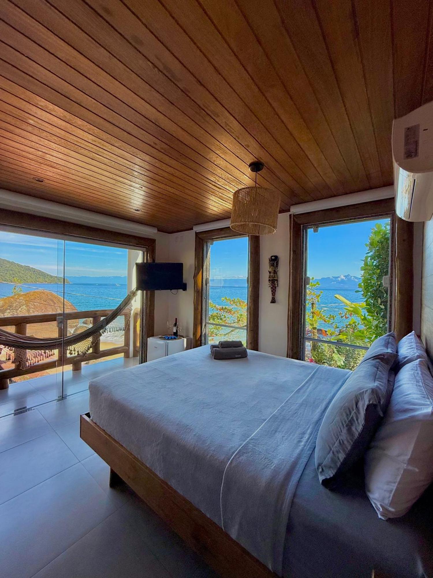 Quarto com Cama Queen-size e Vista do Mar